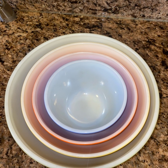 Pyrex  Mixing Bowl set of 4